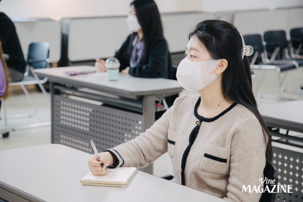 회사의 정책과 목표를 이해하며, 업무를 이해하는 신입 팀장들.