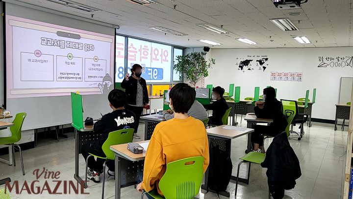 사회, 과학 교과서 읽는 방법에 대해 코칭받고 있는 와와학습코칭센터 침산점 학생들