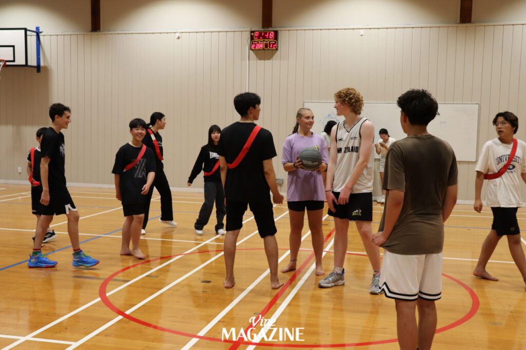 현지 학생들과 농구를 즐기고 있는 뉴질랜드 겨율 캠프 학생들